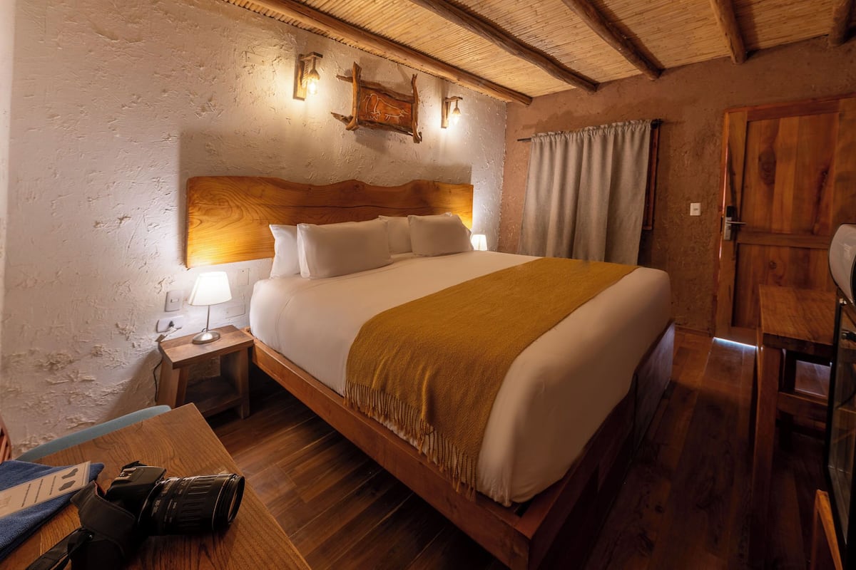 Chambre supérieure double, 1 grand lit | 1 chambre, coffre-fort, décor unique, ameublement unique