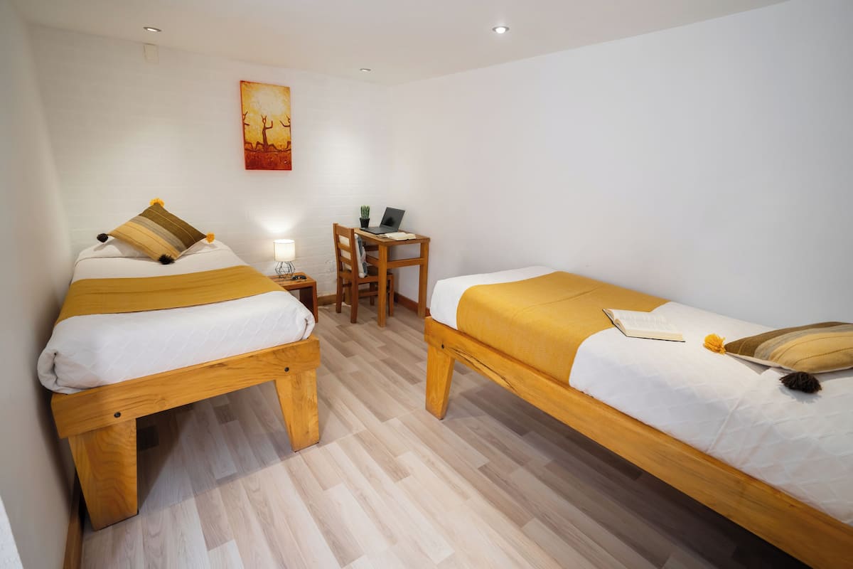 Standard Twin Room, 2 Katil Bujang (Single) | 1 bilik tidur, peti besi dalam bilik, dihias secara berasingan