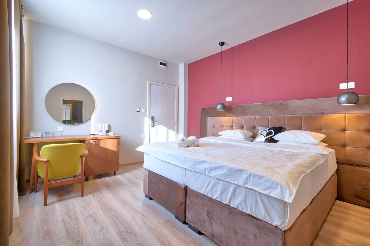 single room | minibar, in-room safe, desk, soundproofing