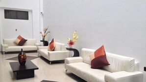 Coin salon dans le hall