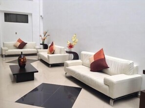 Lobby sitting area - Hotel Brisas de San Francisco (Medellin)