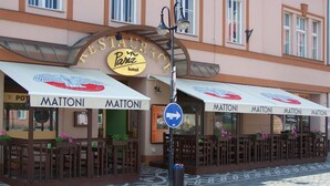 Un hôtel qui se distingue par son arc d’entrée particulier et par la présence de plusieurs enseignes « Mattoni ».