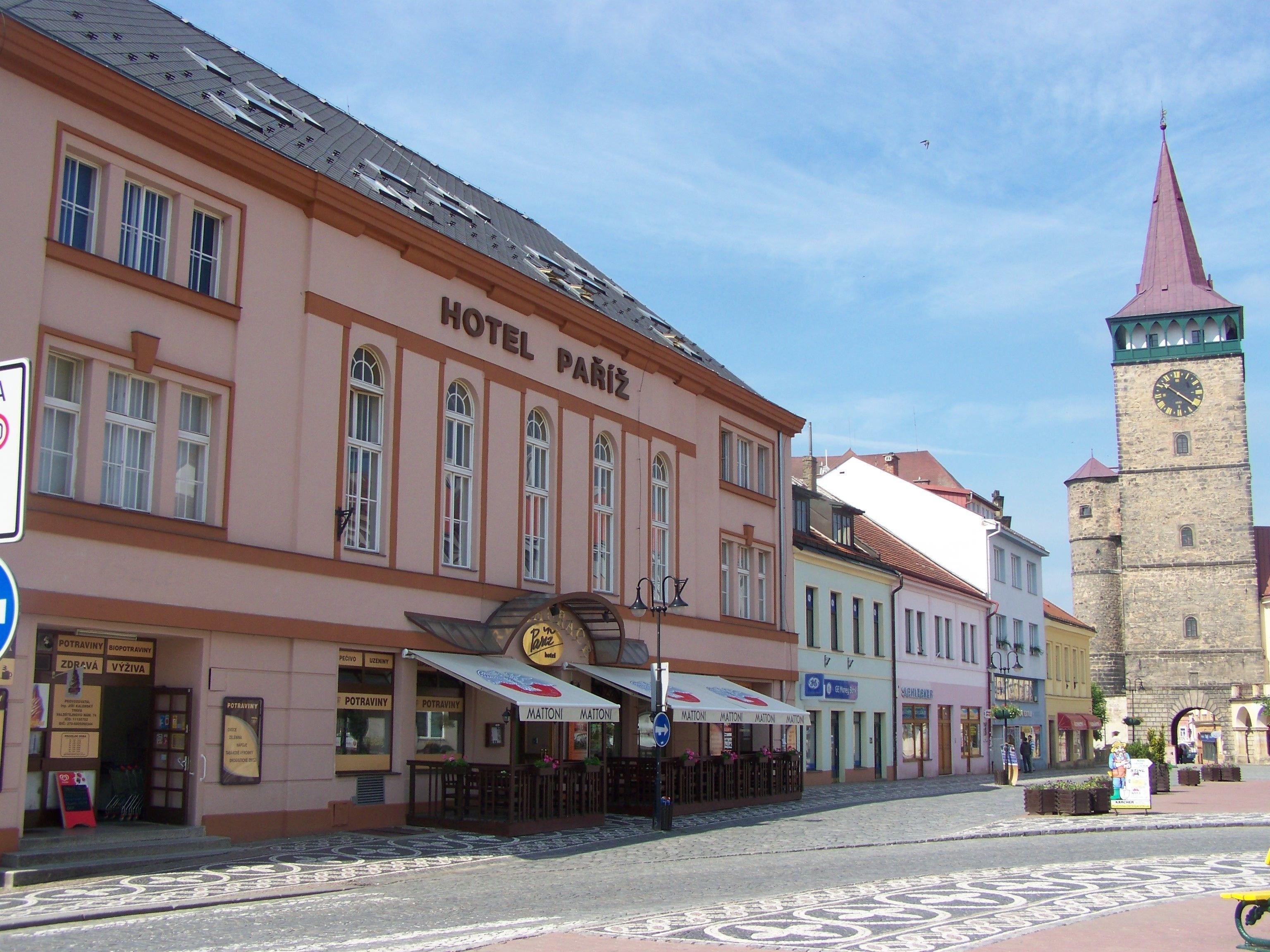 A historic building labeled "HOTEL PARIZ" with a clock tower in the background.