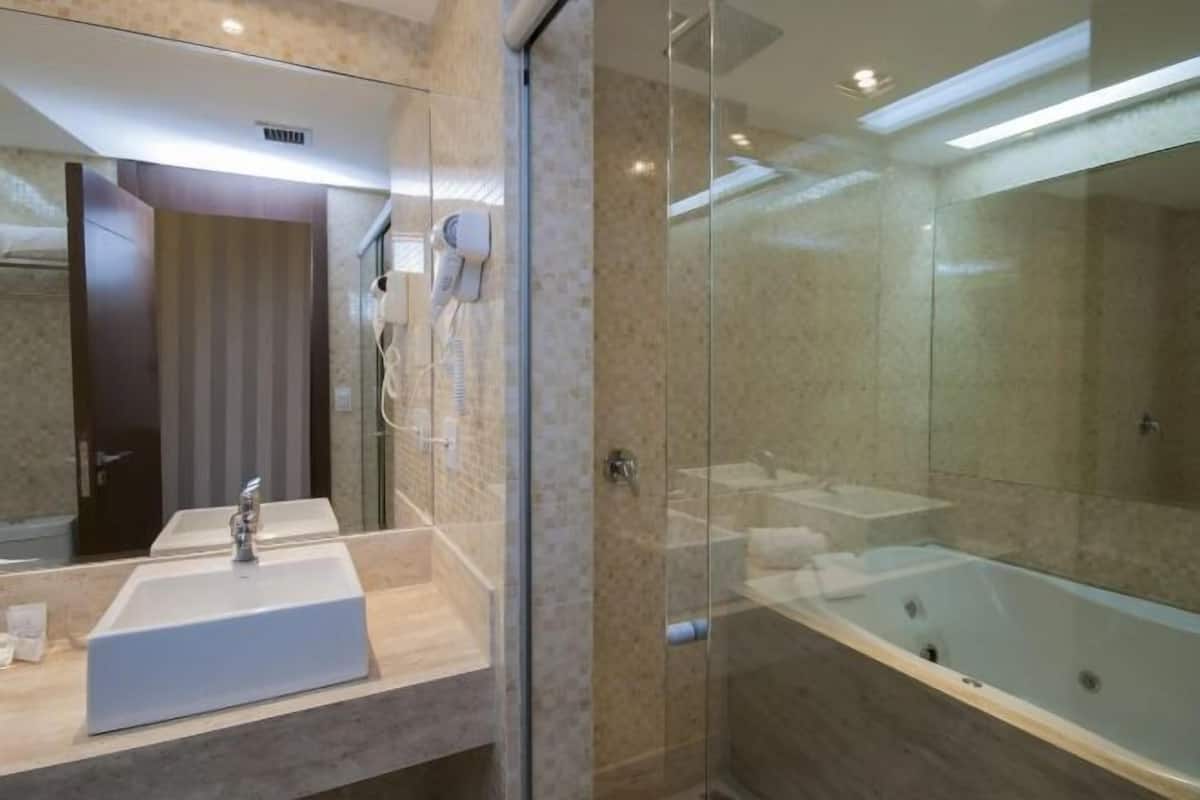 Kamar mandi | Shower, perlengkapan mandi gratis, pengering rambut, dan handuk
