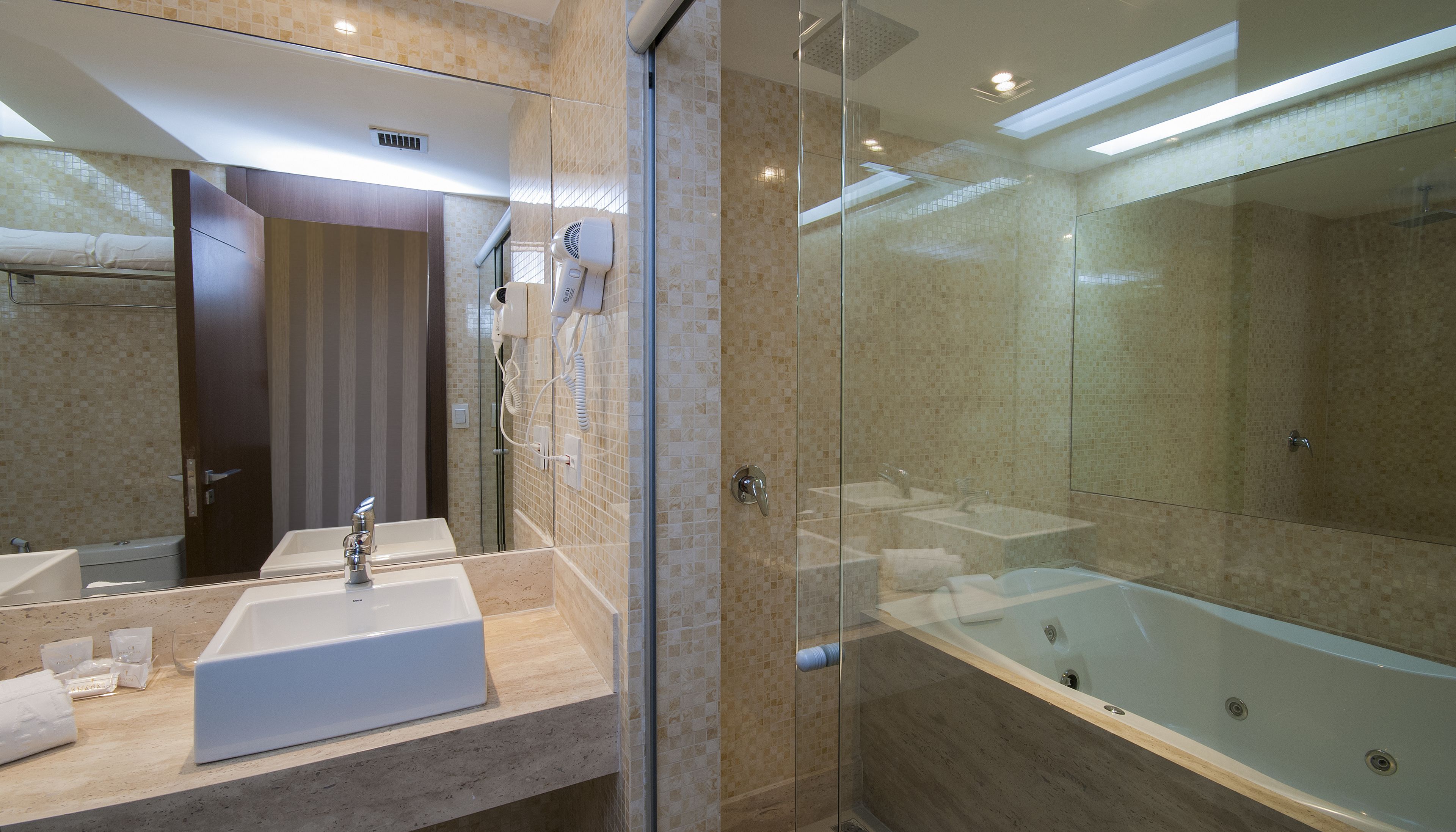 suite, jetted tub | jetted bathtub