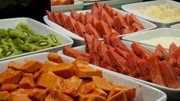 Buffet com diversas frutas e legumes.