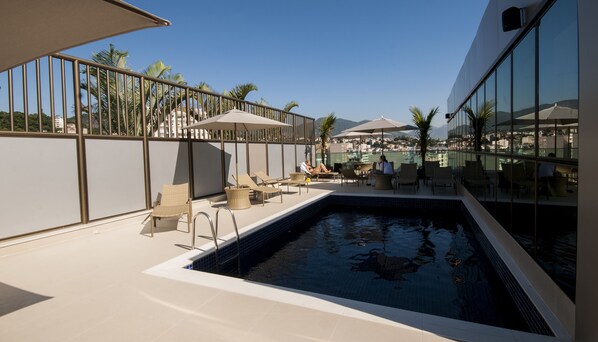 Utomhuspool och parasoller