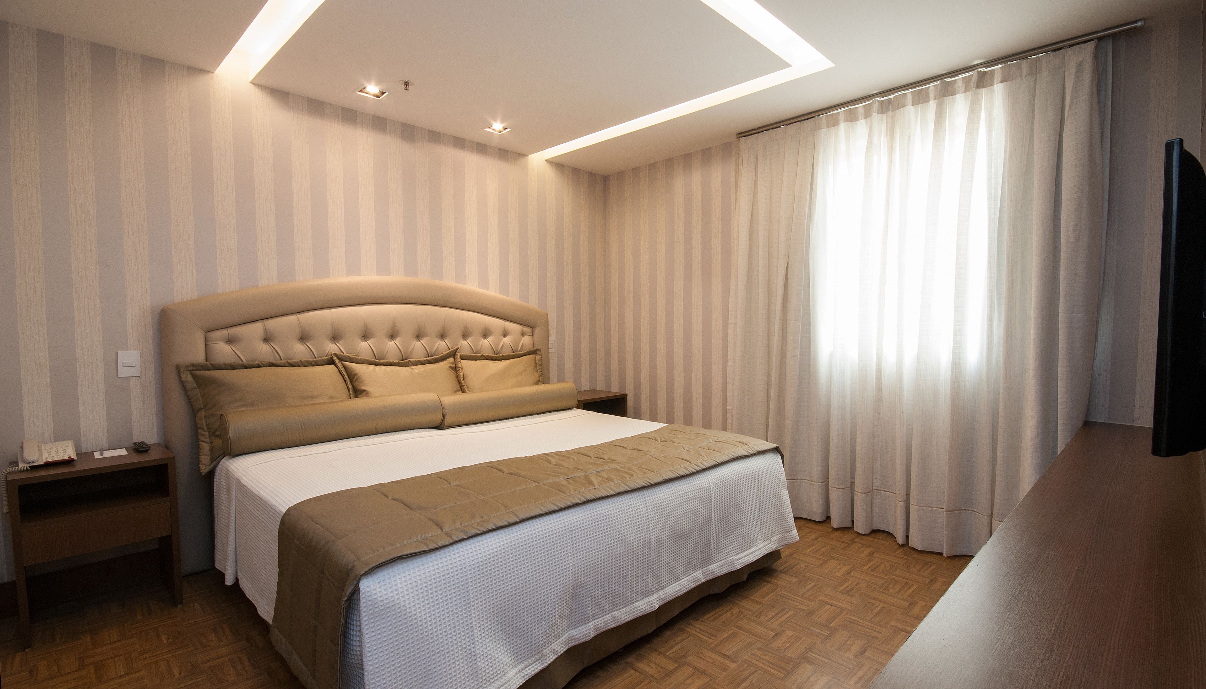 Suíte, banheira de hidromassagem | 1 quarto, roupas de cama de algodão egípcio, roupas de cama premium