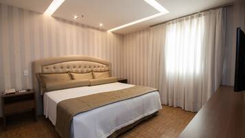 Suíte, banheira de hidromassagem | 1 quarto, roupas de cama de algodão egípcio, roupas de cama premium