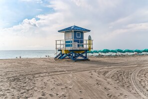 On the beach, white sand, beach shuttle, beach cabanas - The Coral House Motel (Hollywood)