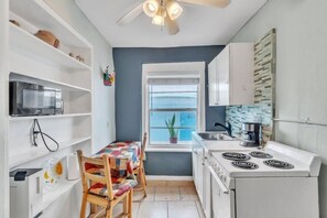#2 = Turtle Nest = 1 bedroom with a queen sized bed | Cuisine privée