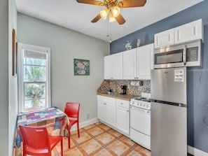#12 = Ocean View Oasis = 1 bedroom w/ queen sized bed and a rollaway single/twin bed | Cocina privada | Frigorífico, microondas, horno y placa de cocina