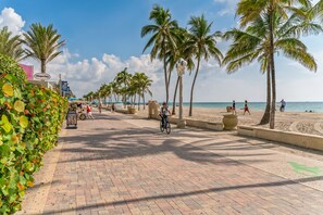 On the beach, white sand, beach shuttle, beach cabanas - The Coral House Motel (Hollywood)