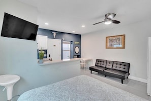 #4 = Seahorse Hideaway = 1 bedroom w/ queen sized bed and a futon couch | Zona de estar | Una televisión