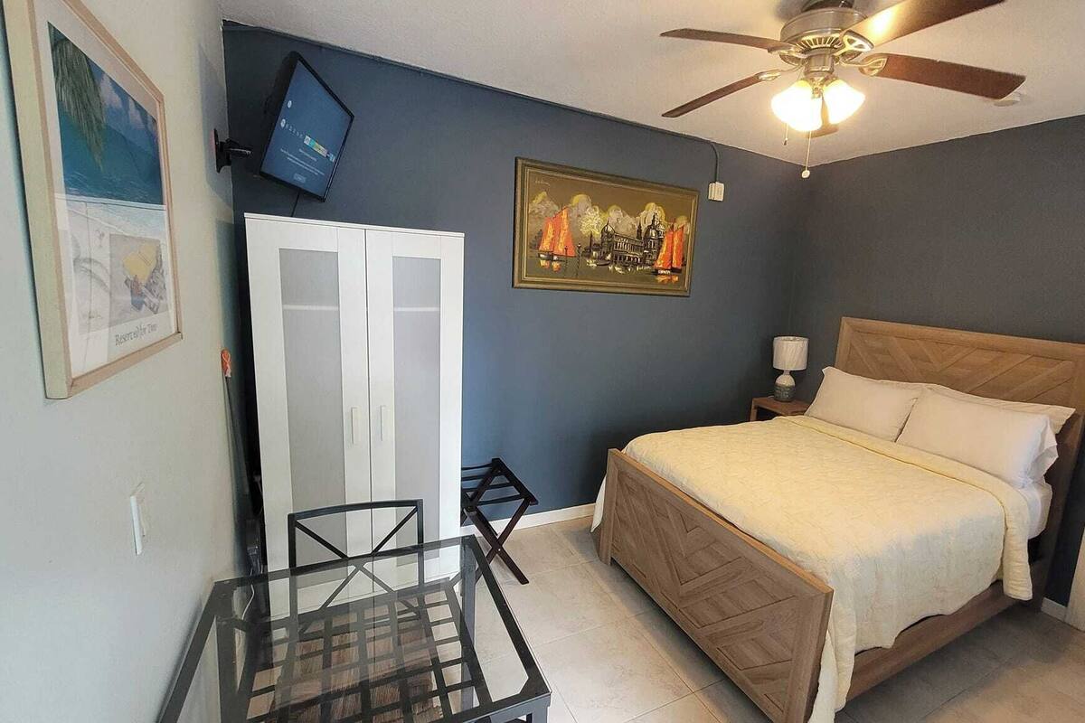 #6 = White Pearl = efficiency with a full sized bed | Iron/ironing board, rollaway beds (surcharge), WiFi (free)