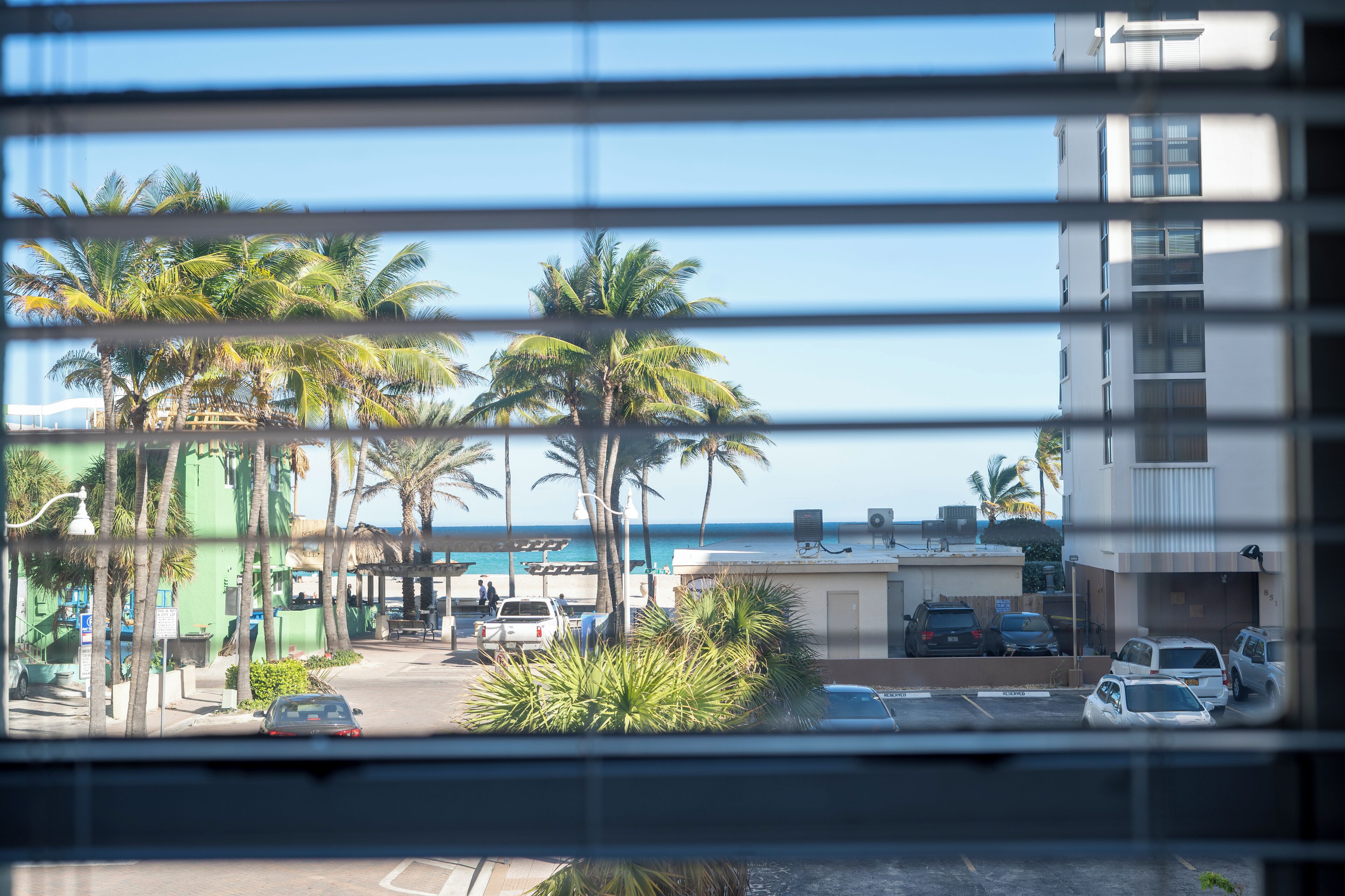 #12 = Ocean View Oasis = 1 bedroom w/ queen sized bed and a rollaway single/twin bed | Individualmente decorados, individualmente mobiliados