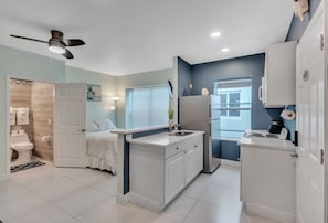 #4 = Seahorse Hideaway = 1 bedroom w/ queen sized bed and a futon couch | Coin séjour