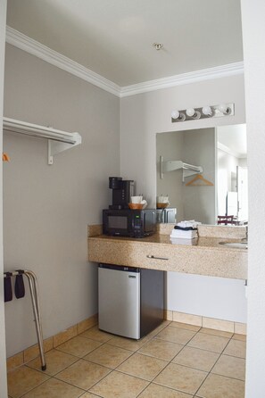 Traditional Room, 1 King Bed | Private kitchenette