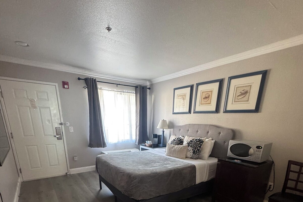Room, 1 Queen Bed, Accessible | Blackout drapes, WiFi (free), bed sheets