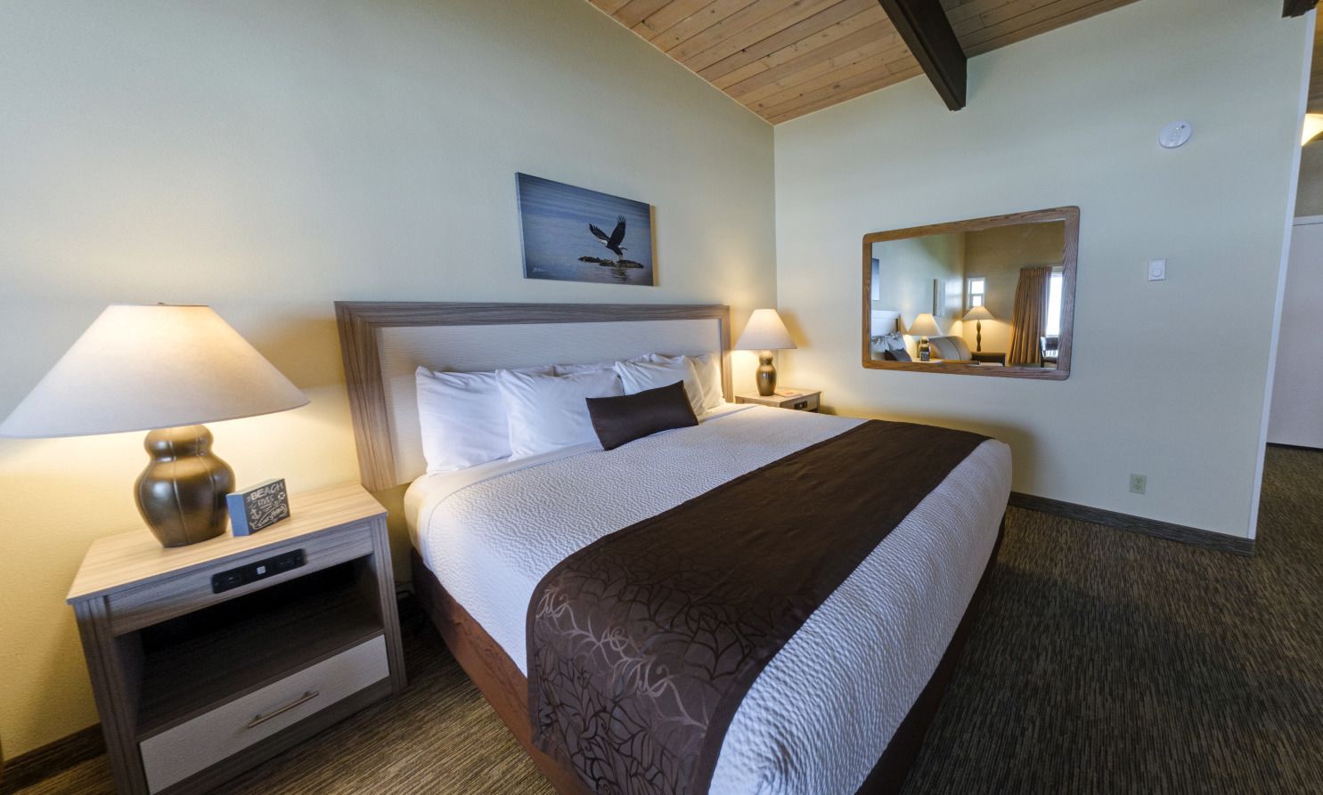 Escritorio, wifi gratis y ropa de cama 