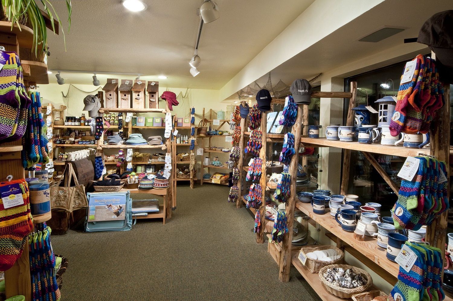 Una tienda de manualidades acogedora y bien organizada, con estantes llenos de textiles, cerámica y artesanías de madera de colores.