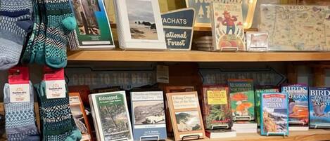 Eine Präsentation aus Socken, Büchern und einem Schild über den Yachats National Forest.