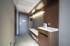 Alarm clocks - Urumqi Oriental Dynasty Hotel (People's Cinema · Xiaoximen Branch) (Urumqi)