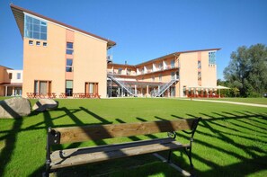 A multi-story building with a flat roof, large windows, and a central staircase. - JUFA Hotel Kempten (Kempten)