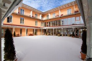 Un immeuble à plusieurs étages doté de balcons et d’un espace extérieur abrité.