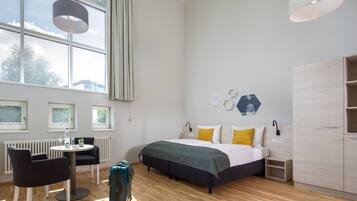 Quarto casal | Roupas de cama antialérgicas, cofres nos quartos, escrivaninha