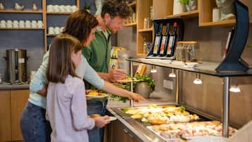Un buffet proposant une variété de plats et une sélection de bouteilles de vin.