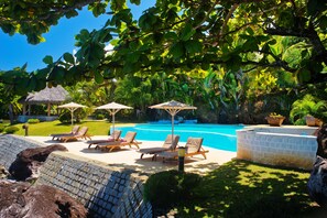 Piscine extérieure, parasols, chaises longues