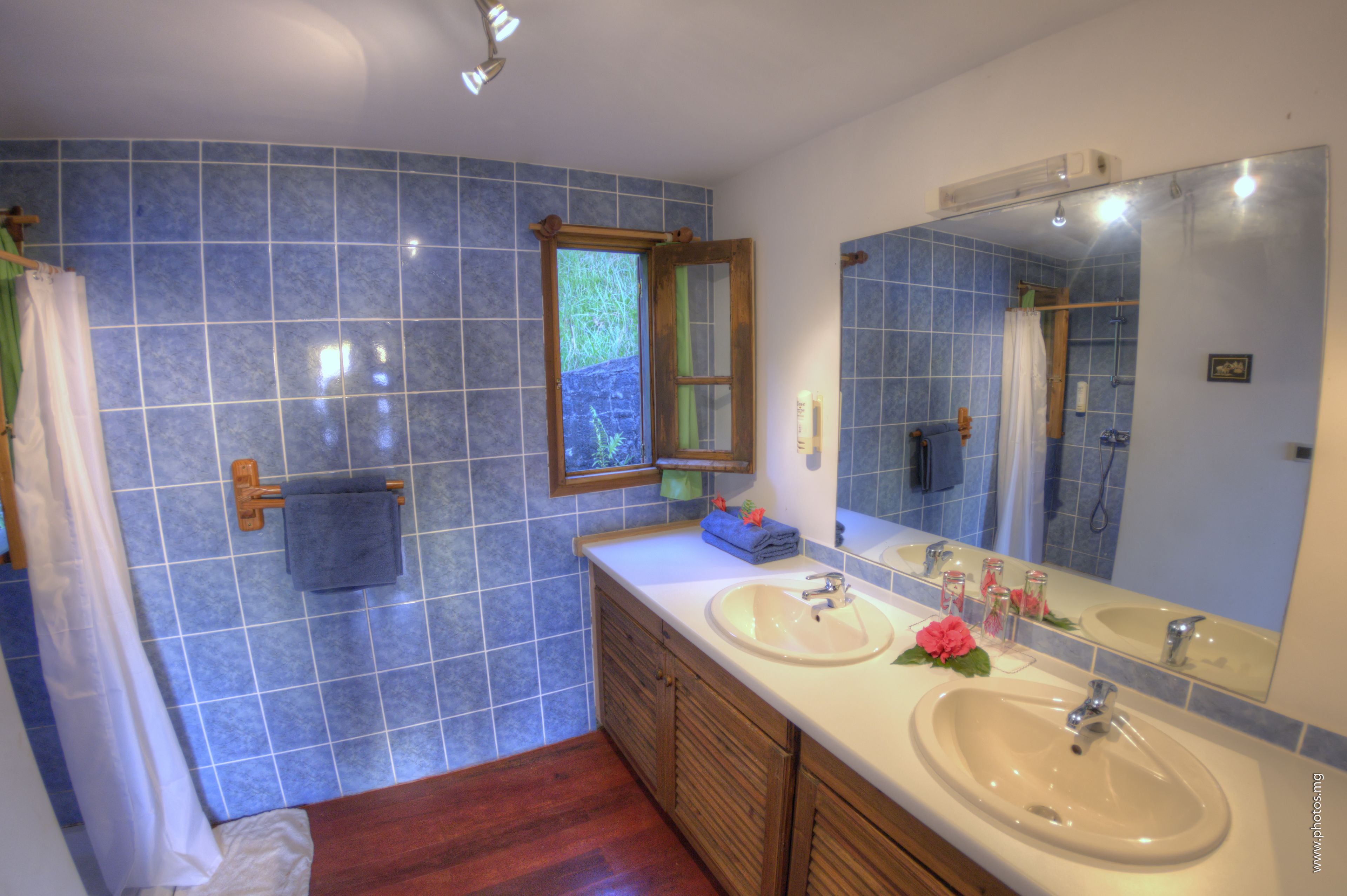 luxury bungalow, 2 bedrooms, sea view | bathroom | shower, free toiletries, hair dryer, towels