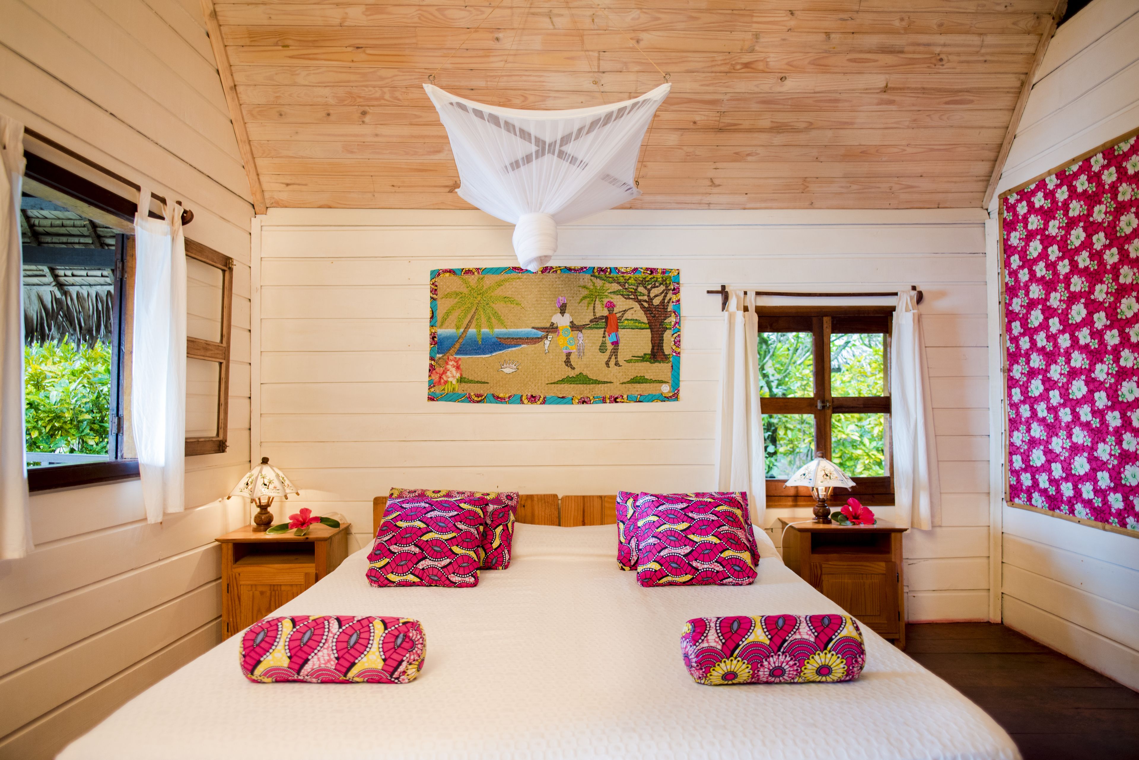 in-room safe, laptop workspace, blackout curtains, bed sheets