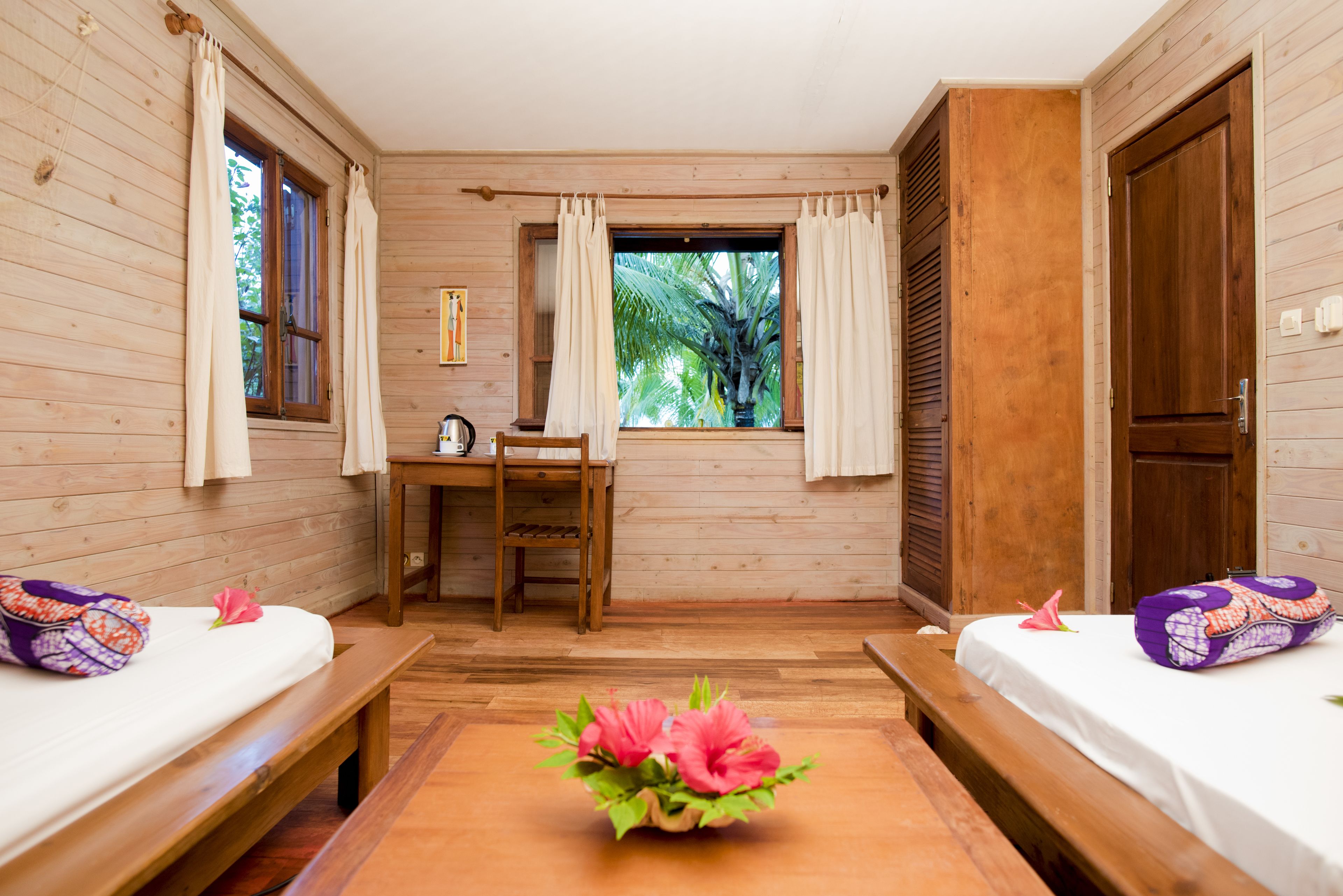 in-room safe, laptop workspace, blackout curtains, bed sheets