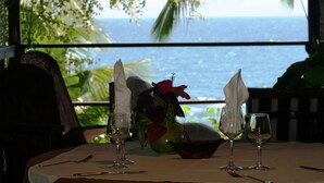 Une table dressée pour deux, avec vue sur l’océan.