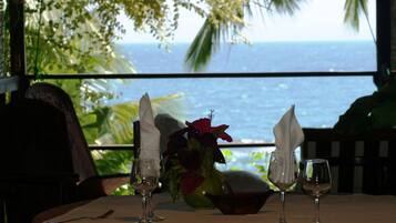 Petit déjeuner, déjeuner et dßner servis sur place, vue sur la plage