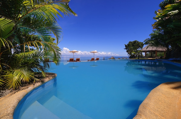 Piscine extérieure, parasols, chaises longues