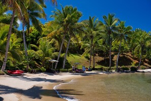 On the beach, white sand, beach towels, snorkelling - Masoandro Lodge (Nosy Boraha)
