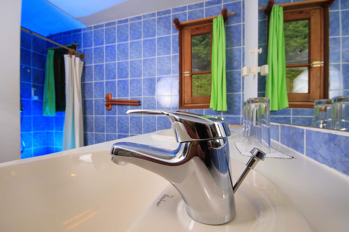 single deluxe bungalow | bathroom sink