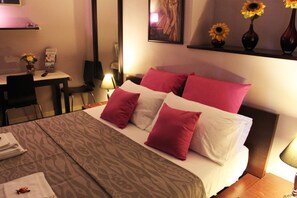 Habitació doble | Caixa forta a l'habitació, escriptori i cortines opaques 