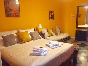 Habitació doble | Caixa forta a l'habitació, escriptori i cortines opaques 