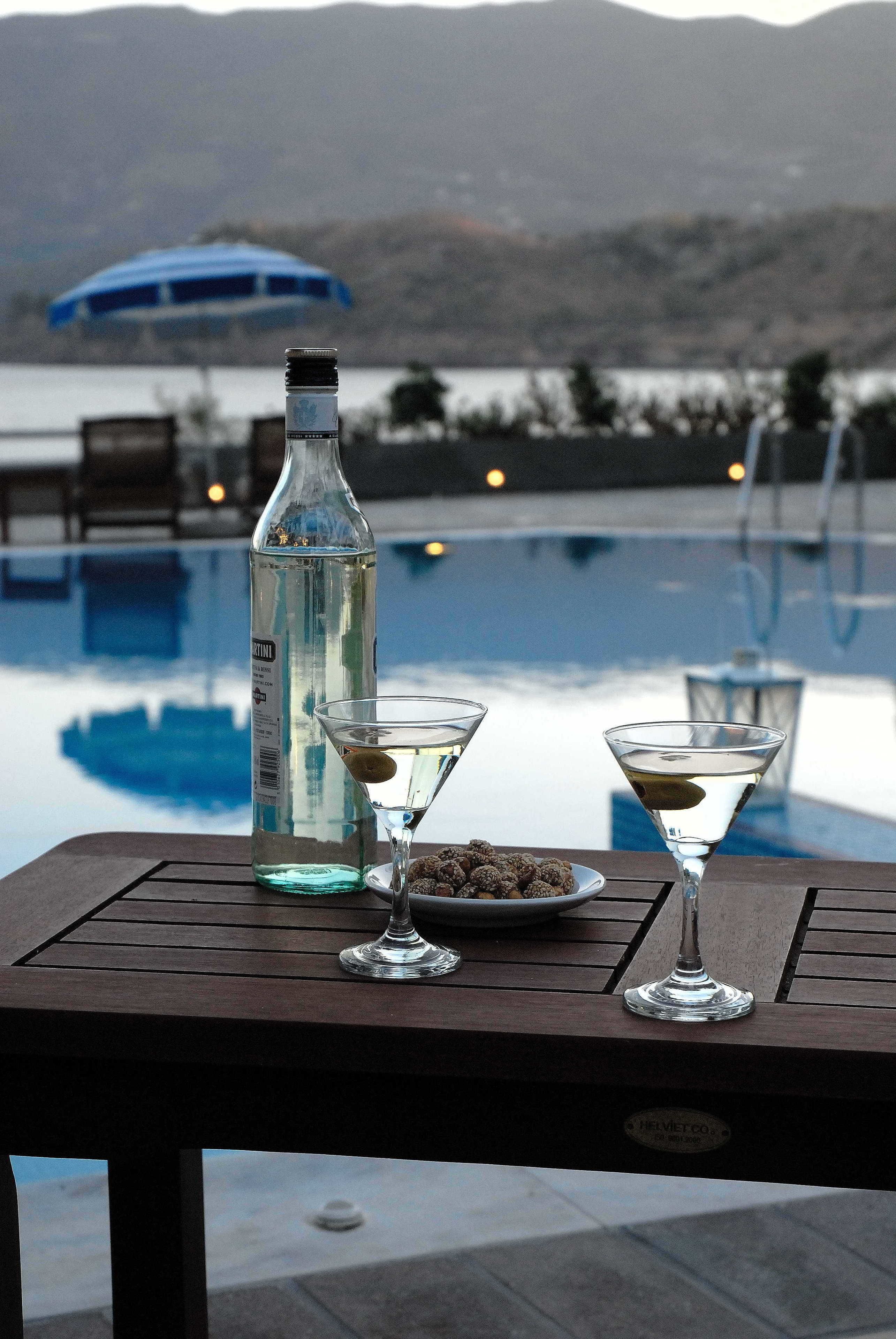 Piscine extérieure, parasols de plage, chaises longues