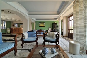 Lobby sitting area - Golden View Beach Hotel (Poros)