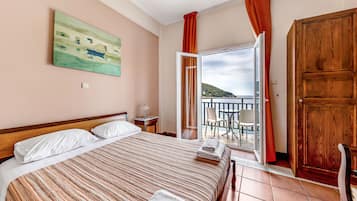 Familie suite, uitzicht op zee | Een kluis op de kamer, individueel gedecoreerd, individueel gemeubileerd