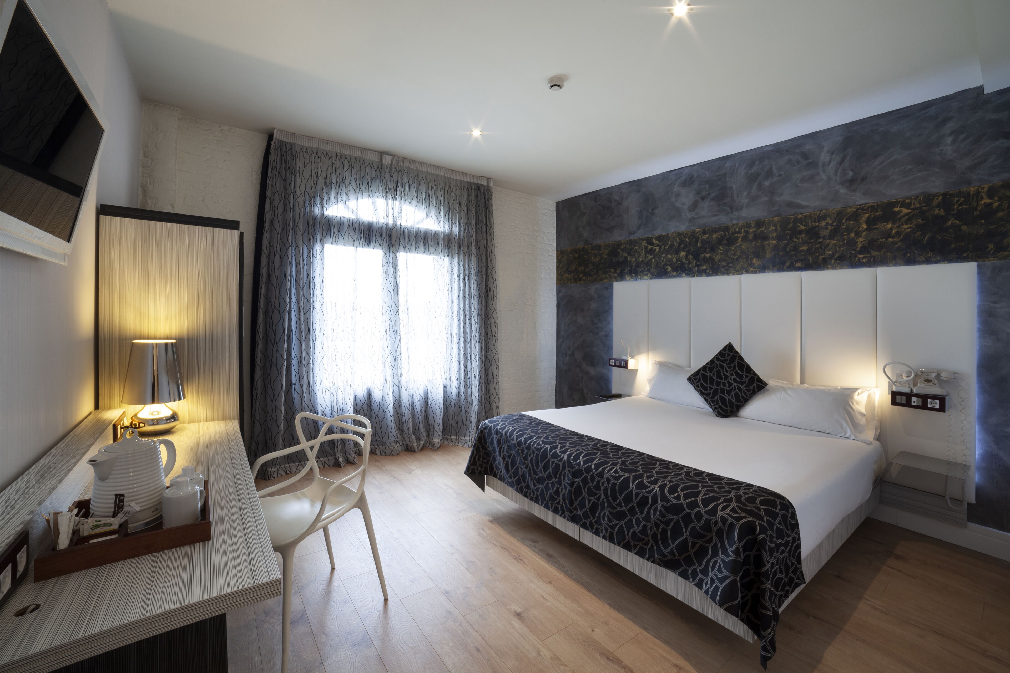 Double Room, Park View (Retiro) | Minibar, in-room safe, desk, blackout curtains