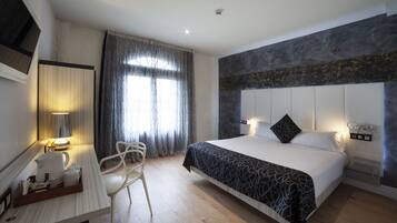 Double Room, Park View (Retiro) | Minibar, in-room safe, desk, blackout curtains