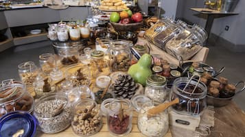 Se ofrece un desayuno bufé todos los días (por un coste adicional)