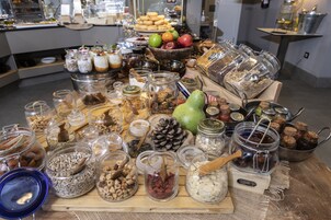 Tägliches Frühstücksbuffet gegen Gebühr