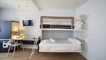 Vierpersoonskamer | Een minibar, een kluis op de kamer, een bureau, verduisterende gordijnen